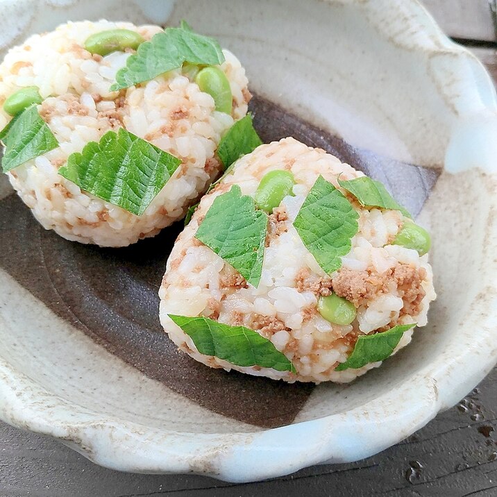 えごま香る♪彩り♪そぼろ枝豆おにぎり